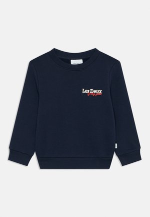 Marineblaue Sweatshirt aus Baumwolle mit rundem Halsausschnitt, gerippten Bündchen und gesticktem "Les Deux"-Logo in Weiß und Rot auf der Brust.