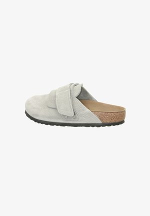 Graue Leder-Slipper mit breitem Riemen, strukturiertem Obermaterial und Korkfußbett. Verfügt über eine schwarze Gummisohle für Trittsicherheit.