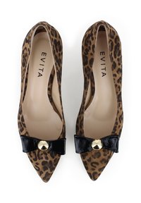 Ballerine a punta in stampa leopardata con fiocco in patent nero e dettagli in oro. Realizzate in suede con una morbida fodera interna beige.