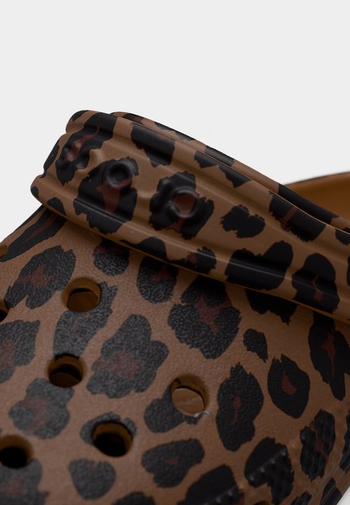 Crocs CLASSIC ANIMAL - Pantuflas - sepia — foto 7