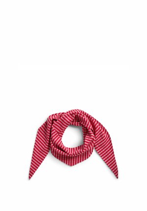 Sciarpa triangolare a righe rosse e rosa chiaro piegata a formare un anello con due estremità appuntite su sfondo bianco.