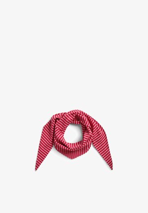 Écharpe triangulaire rayée rouge et rose clair, pliée en boucle avec deux extrémités pointues sur fond blanc.