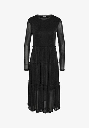 Mustvalge, pikkade varrukatega kleit, mis on valmistatud sädelevast, tekstuurilisest kangast. Omab kihilisi rüüsid ja läbipaistvaid varrukaid, millel on läikiv kehaosa ja voolav seelik.