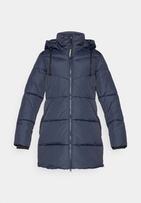 Marinekleurige pufferjas met een getailleerde pasvorm, horizontale vulling, hoge kraag, verstelbare trekkoordkap en ribgebreide manchetten.