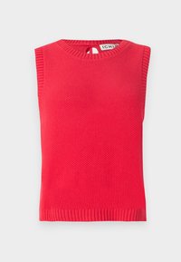 Rød ermeløs strikket topp med et teksturert mønster, rund halslinning og et nøkkelhull detaljer bak. Ribbestrikket kant på hem og armåpninger.