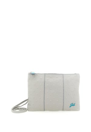 Borsa a tracolla rettangolare in pelle grigio chiaro con trama sottile, cuciture verticali, chiusura con cerniera in alto e piccolo logo blu nell'angolo inferiore frontale.