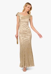 Goldenes Abendkleid mit schulterfreiem Design, floralem Muster und taillierter Silhouette. Verfügt über eine strukturierte Oberfläche und einen fließenden Rock.