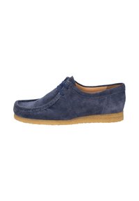 Chaussure en suede bleu avec un bout arrondi, des détails cousus et une semelle en caoutchouc marron. Présente des lacets et un design à coupe basse.