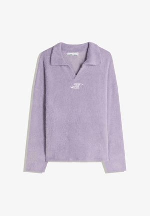 Chundelatý levandulový svetr s límečkem, s desénem do V a bílým vyšitým textem na přední straně. Měkká textura a dlouhé rukávy.