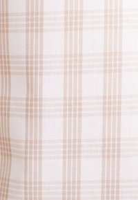 Tessuto leggero con uno sfondo bianco e un delicato motivo a quadri beige, caratterizzato da linee orizzontali e verticali sottili. Texture liscia.