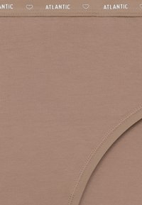 Beżowa bawełniana bielizna o gładkiej fakturze, wykonana z elastycznego materiału, z pasem oznaczonym napisem "ATLANTIC" i motywami serc.