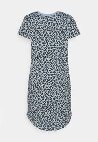 Ljusblå klänning med leopardmönster och kort ärm, med rund halsringning och böjd nederkant. Tillverkad av ett mjukt, glatt tyg.