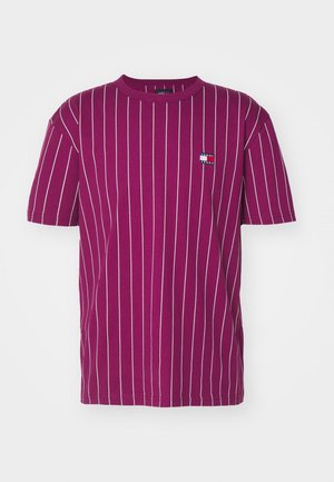 Lilla T-shirt med korte ærmer med hvide lodrette striber og et lille patch-logo på venstre bryst med teksten Tommy Jeans.