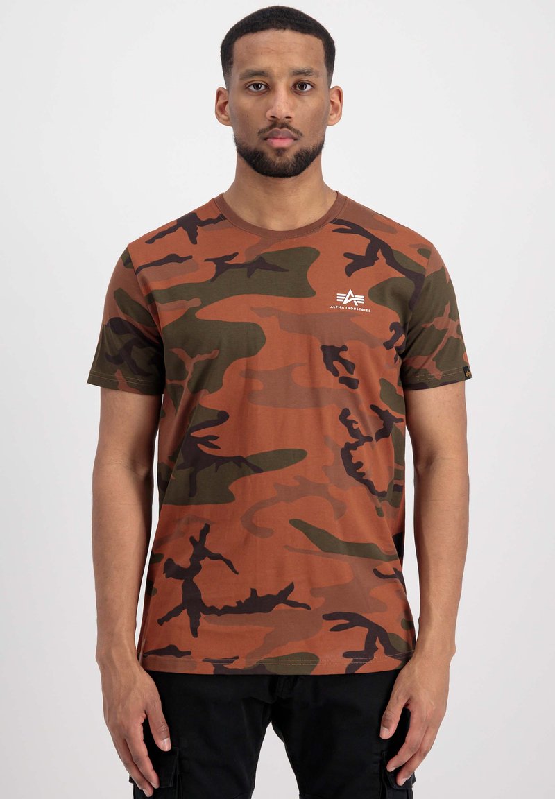 Camo-T-Shirt in braunen und grünen Farbtönen, mit kurzen Ärmeln, rundem Ausschnitt und einem kleinen weißen Logo auf der Brust. Baumwollmaterial.