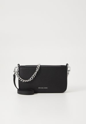 Sort læder crossbody taske med en struktureret overflade, sølvfarvet kæde-rem og et logo. Har en aftagelig kortere rem.