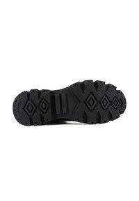 Semelle extérieure en caoutchouc noir avec un motif texturé, des crampons prononcés et des formes de diamant pour une meilleure adhérence et traction.