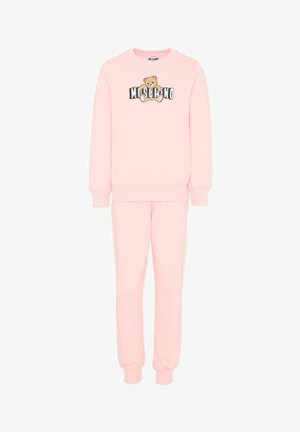 Lichtroze sweatshirt en sweatpants set met een teddybeer en het "Moschino"-logo op de borst van de sweatshirt gedrukt.