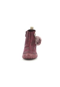 Stivaletto alla caviglia in pelle rossa con finitura testurizzata, zip laterale e un soffice pompon decorativo sul tallone. Suola in gomma flessibile.
