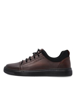 - Sneakersy niskie
