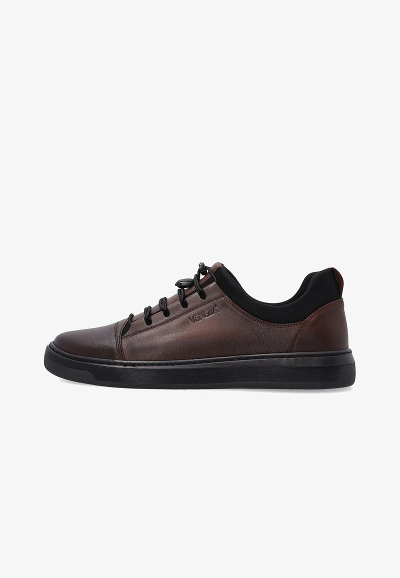 Brązowe skórzane sneakersy z czarnymi akcentami, okrągły czubek, sznurowany fason i teksturowana gumowa podeszwa. Minimalne logo po boku.