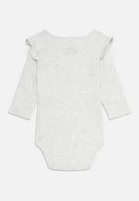 Vaaleanharmaa pitkähihainen vauvan body, jossa on frilliyksityiskohtia hartian saumoissa ja ribbikuvio, esitetty tasaisena takaa.
