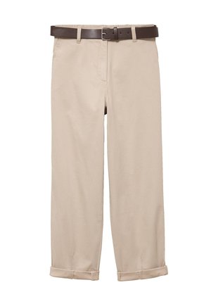 Beige gerade geschnittene Hosen mit Umschlägen und einem dunkelbraunen Ledergürtel, Vorderansicht auf weißem Hintergrund.