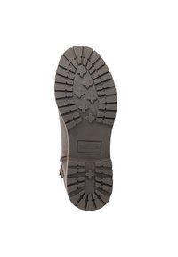 Bruine rubberen laarzenzool met een gestructureerd profiel; heeft uitgesproken groeven en kruisvormige accenten; gemarkeerd met "39" en "TRAVELIN."