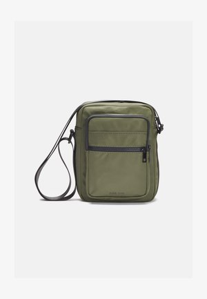 Olive zöld, sima textúrájú keresztpántos táska, elülső cipzáras zsebbel és állítható pánttal. Tartós nylon anyagból készült.