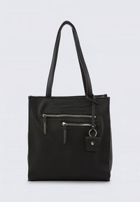 Čierna kožená taška do ruky s dvoma prednými vreckami na zips, malým držiakom na kľúče a dlhými rukoväťami. Textúrovaný povrch s minimálnymi akcentmi.