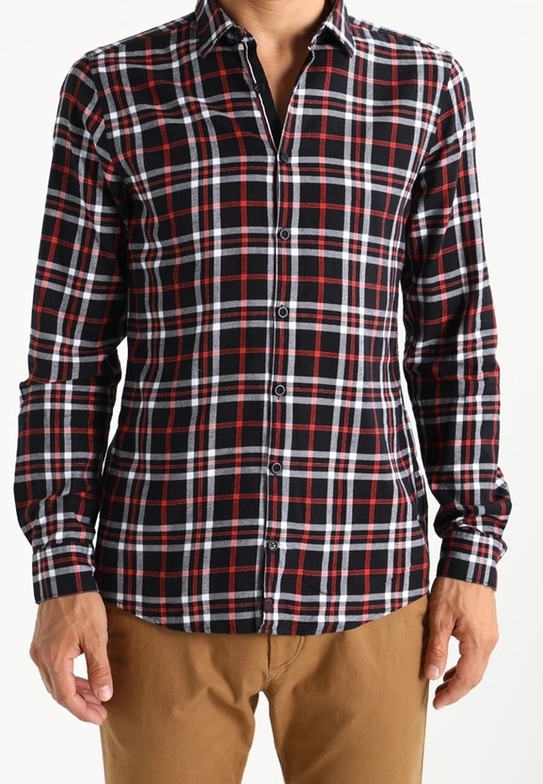Svart, röd och vit rutad långärmad skjorta med knäppning framtill och spetsig krage, tillverkad av en texturerad bomullstyg.