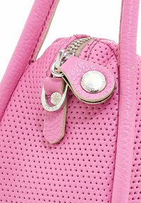 Bolso de cuero rosa con un diseño perforado, herrajes de cremallera plateados y un acento de cuero suave en el tirador de la cremallera.