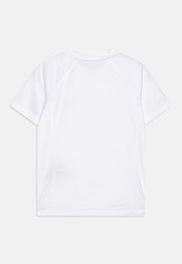 Tricou alb cu mânecă scurtă, cu o textură netedă, guler rotund și mâneci raglan. Design simplu, fără modele sau accente.