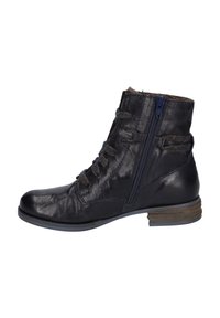 Botín negro de cuero hasta el tobillo con cordones y cremallera, acabado texturizado y tacón de madera apilada. Presenta costuras oscuras y forro suave.