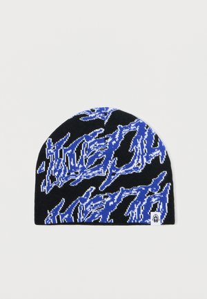 Czarna czapka z dzianiny z niebiesko-białym wzorem abstrakcyjnym. Złożony brzeg z małą białą metką z logo. Miękki, teksturowany materiał.