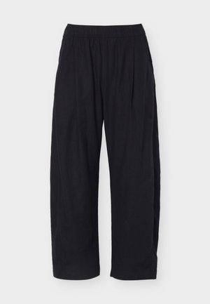 Μαύροι φαρδιά παντελόνια με ελαστική μέση και πλαϊνές τσέπες, εμφανιζόμενα επίπεδα σε λευκό φόντο.