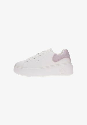 Zapatillas plataforma blancas con parte superior de cuero liso, acento texturizado en lavanda en el talón, diseño de cordones y puntas redondeadas. Suela blanca gruesa.