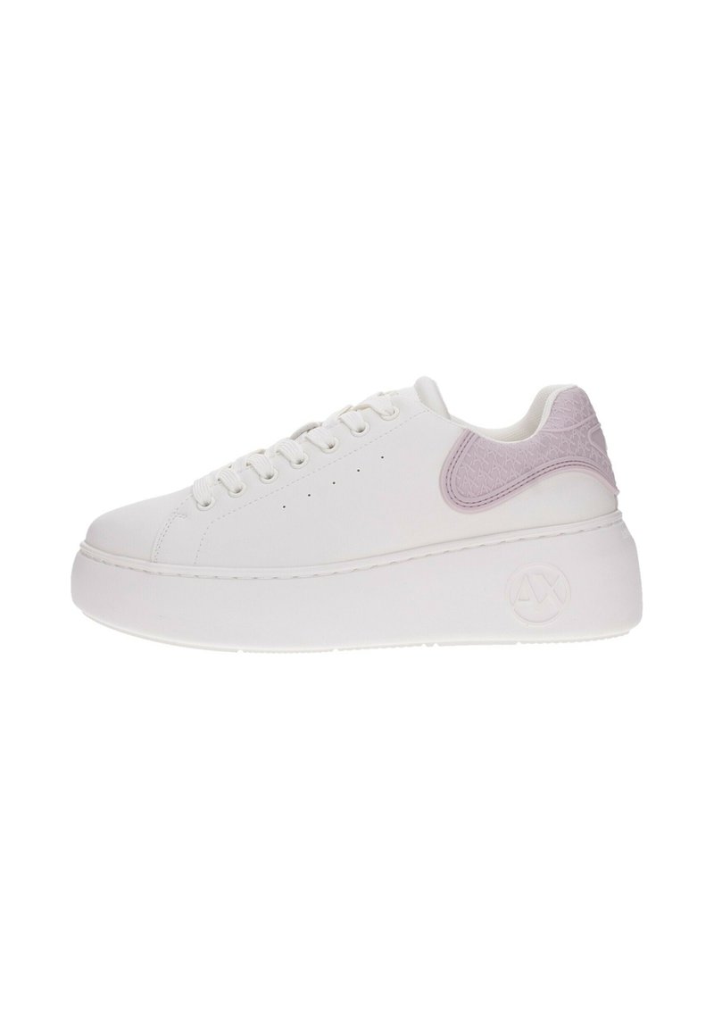 Zapatillas plataforma blancas con parte superior de cuero liso, acento texturizado en lavanda en el talón, diseño de cordones y puntas redondeadas. Suela blanca gruesa.