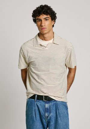 Camisa polo de manga corta a rayas en beige con rayas en azul marino y marrón. Hecha de una tela suave, con un cuello clásico y un corte relajado.