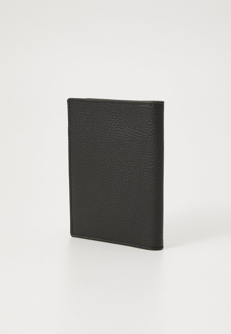 Portefeuille en cuir noir avec une surface texturée, orientation verticale, bords lisses, et sans accents ni motifs matériels visibles.