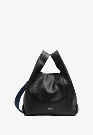 Czarna skórzana torebka o luźnym fasonie, z dwoma uchwytami u góry i kontrastującym niebieskim paskiem. Z przodu znajduje się nadrukowane logo.