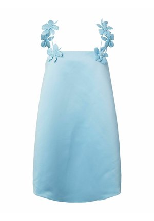 Robe bleu clair sans manches avec bretelles florales en 3D et une silhouette droite et simple sur fond blanc.