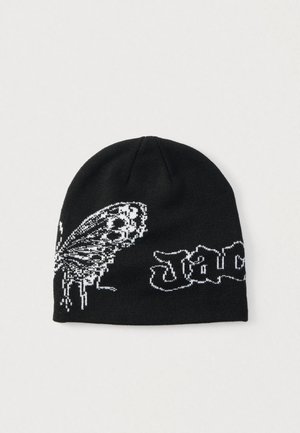 Bonnet en tricot noir avec un motif de papillon blanc et un texte stylisé. Le matériau semble doux ; le bonnet a une coupe ajustée et une texture lisse.