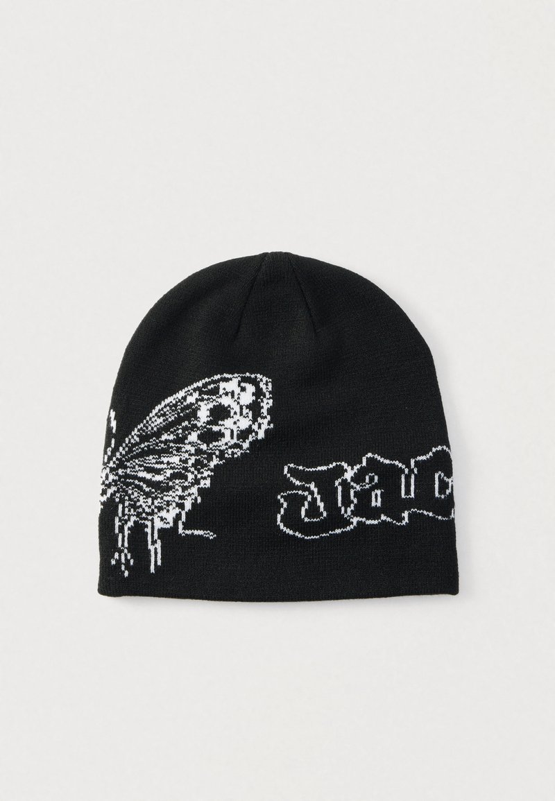 Svart strikket lue med et hvitt sommerfuglmotiv og stilisert tekst. Materialet virker mykt; luen sitter tett og har en jevn tekstur.