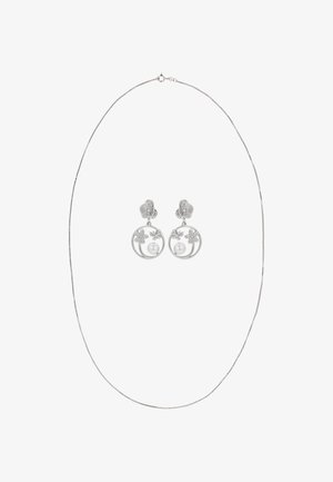 Zilveren oorbellen met bloemenmotief; ronde vorm met een parel, gecombineerd met een dunne zilveren ketting.