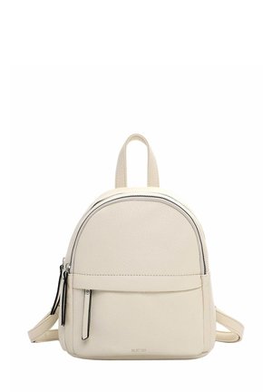 Zaino in pelle color crema con forma arrotondata, dotato di una tasca anteriore con zip, due spallacci e un dettaglio con zip in contrasto.