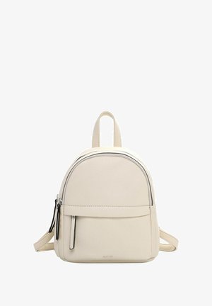 Sac à dos en cuir couleur crème avec une forme arrondie, comportant une poche zippée à l'avant, deux bretelles et un accent de zip contrastant.
