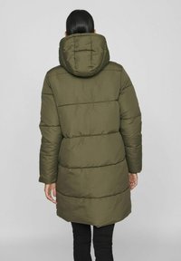 Olivgrön puffermantel med huva. Har horisontell sömnad, avslappnad passform och något förlängd bakkant. Slät, strukturerad tyg.