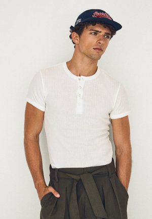 Bershka, TEXTURED HENLEY - T-SHIRT - Osnovna majica kratkih rukava - white