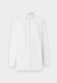 Camicia bianca a maniche lunghe con righe verticali azzurre. Presenta un colletto a punta, tasca frontale e chiusura con bottoni. Texture liscia.