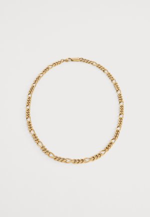 Collier chaîne en or avec des maillons plats et ovales entrelacés, posé à plat sur un fond blanc uni.